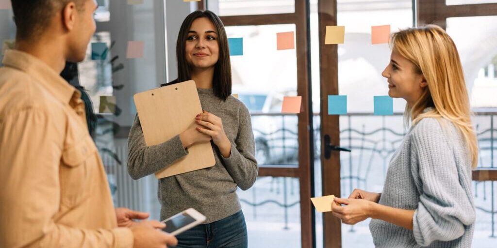Standup-Meeting von drei Personen