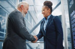 Zwei Menschen unterhalten sich im Aufzug für einen Elevator Pitch