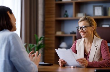 Personalerin spricht mit Bewerberin bei interner Bewerbung