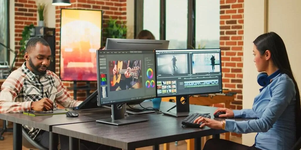 Kreative Berufe: Zwei Grafiker im Büro