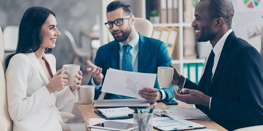 Zwei Vorgesetzte führen eine Gespräch mit einem Mitarbeiter